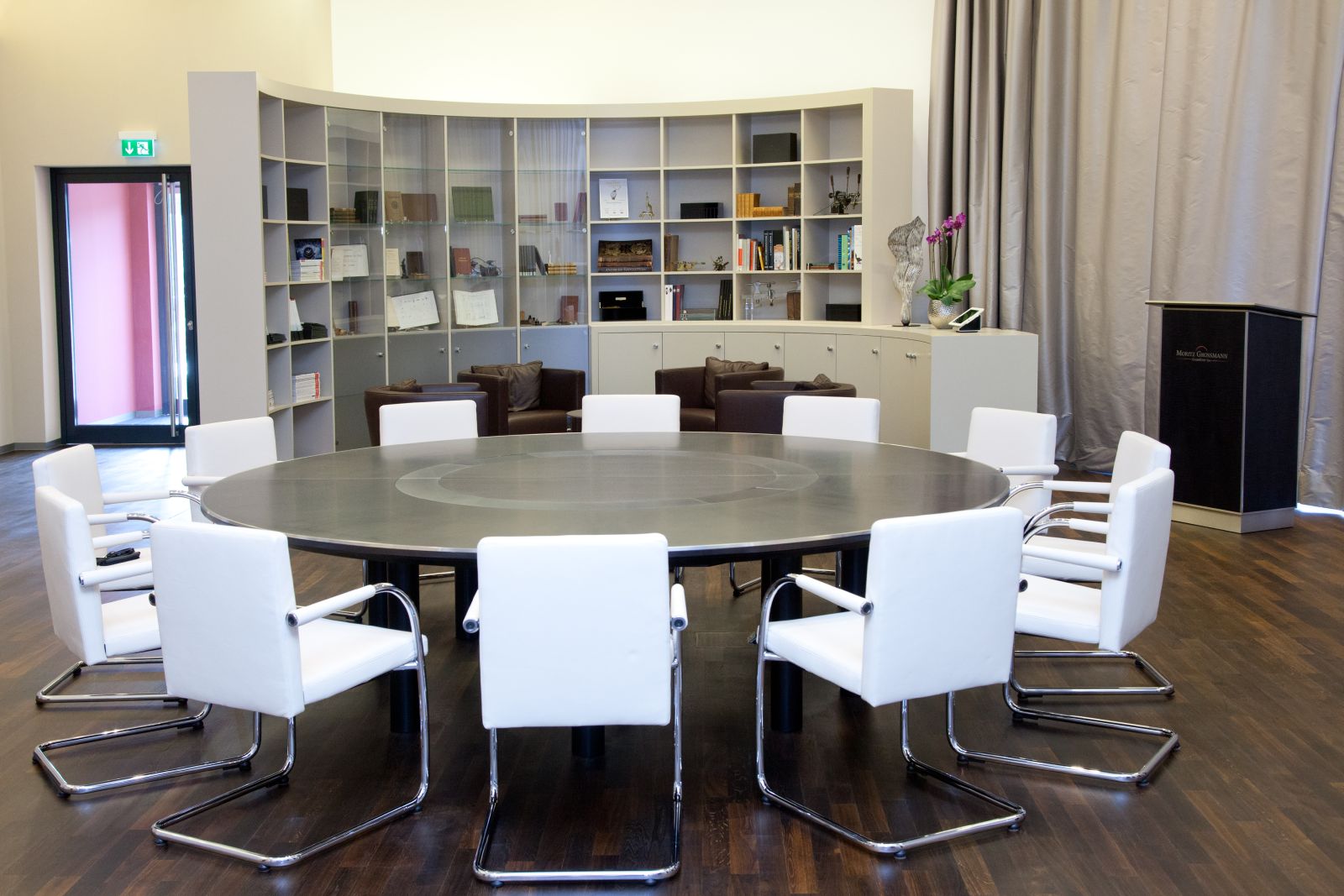 Schrank-Regalwand und großer runder Tisch