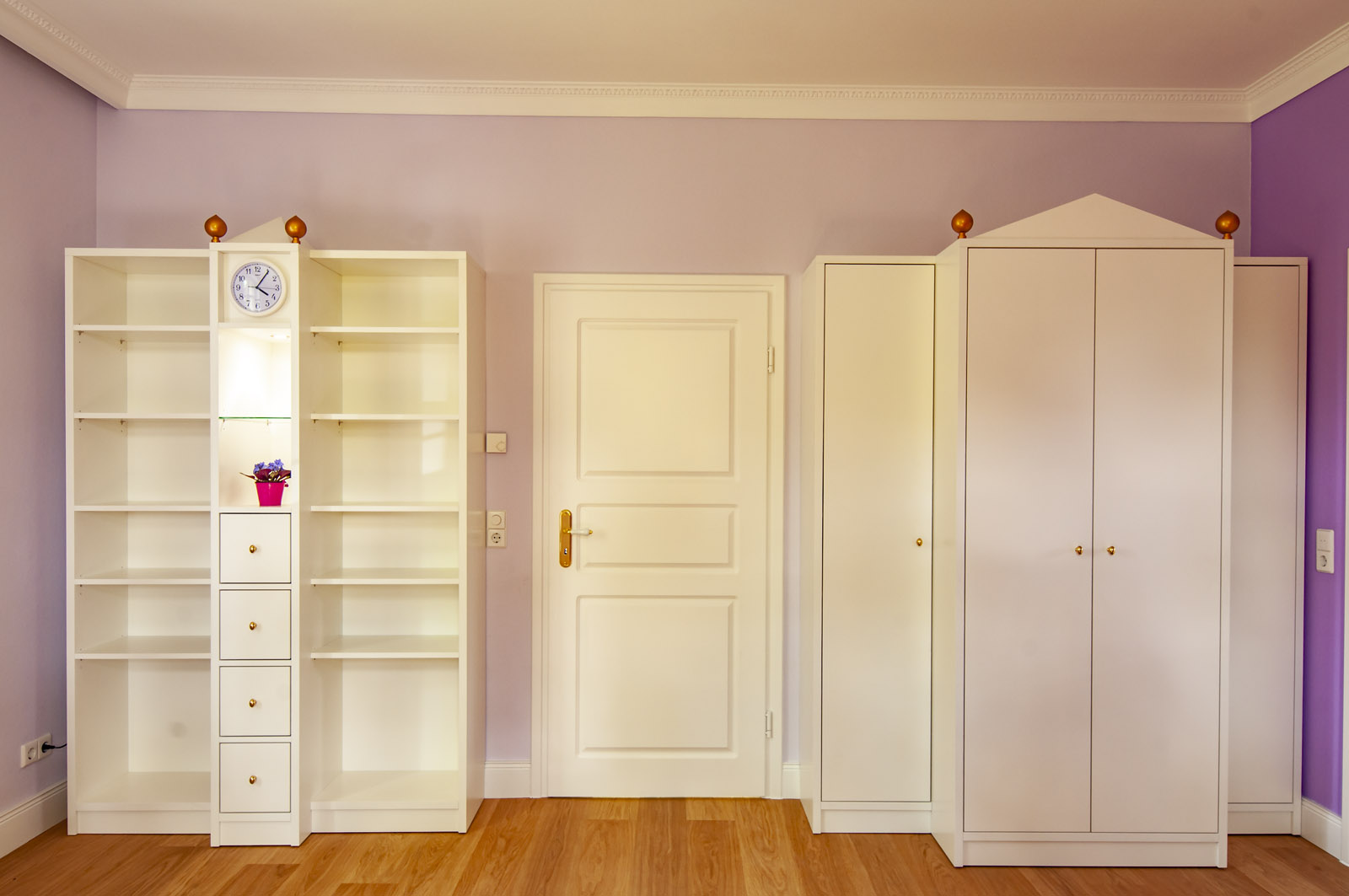 Kleiderschrank und Regalschrank mit Schubkästen und beleuchteter Vitrine